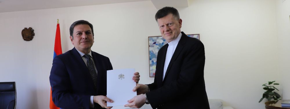 Սուրբ Աթոռի նորանշանակ Առաքելական նվիրակն իր հավատարմագրերի պատճենն է հանձնել ՀՀ ԱԳ նախարարի տեղակալին