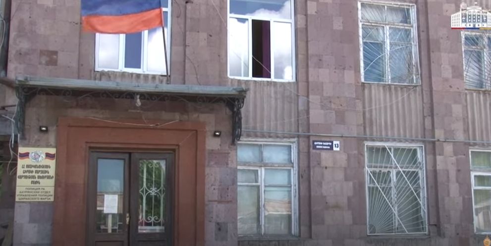 Թմրամիջոցի փաթեթներ տեղադրող տղամարդը ձերբակալվել է․ Ախուրյանի ոստիկանների բացահայտումը