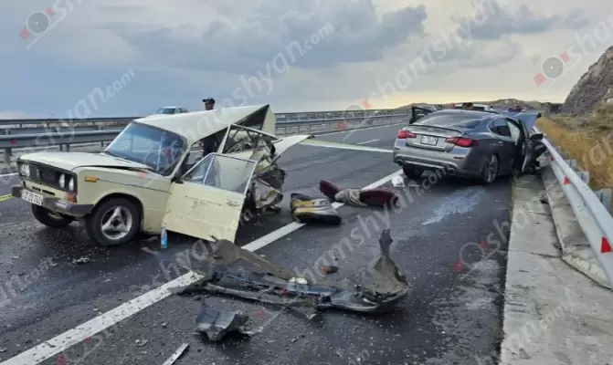 Երևան-Գյումրի ավտոճանապարհին բախվել են «Infiniti»-ն և «ՎԱԶ 2106»-ը․ վերջինը վերածվել է մետաղե ջարդոնի. կան վիրավորներ