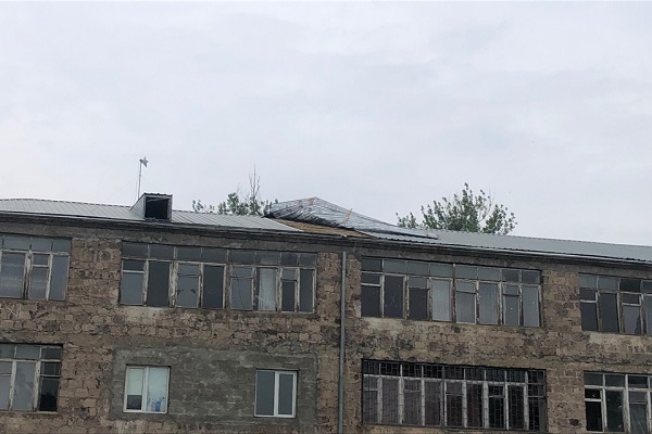 Գետափ գյուղի դպրոցի տանիքի թիթեղյա ծածկի մի հատվածը պոկվել է և կախվել