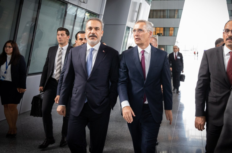 Глава МИД Турции и генсек НАТО обсудили региональные события