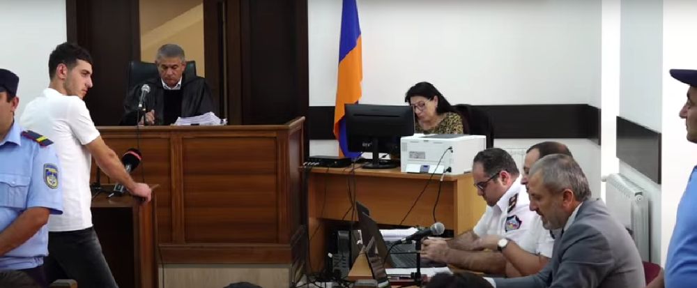 15 զինվորի կյանք խլած հրդեհի գործով նիստը պարբերաբար ընդմիջվում է․ վկայի պատասխանները հունից հանում են ծնողներին