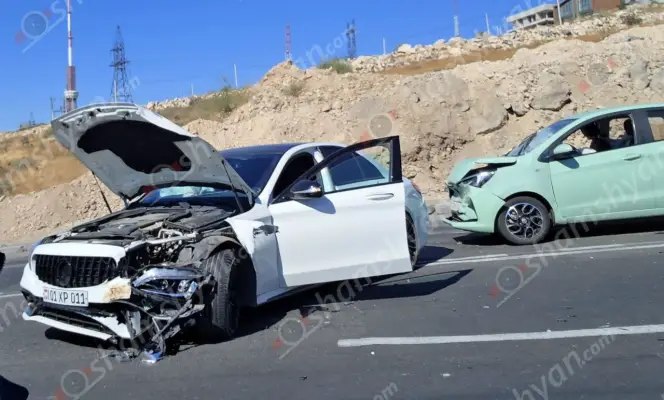 Դավիթ Բեկի փողոցում բախվել են 4 ավտոմեքենա․ «Mercedes»-ը մասամբ փակել է երթևեկելի գոտին