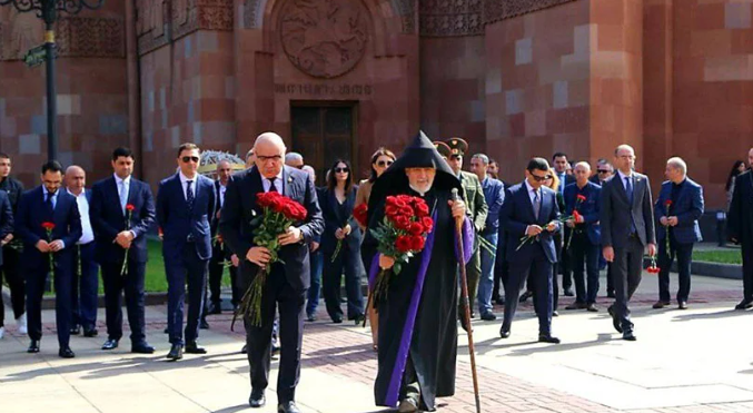 Դեսպան Արսենյանն ու Նոր Նախիջևանի թեմի առաջնորդը ծաղիկներ են խոնարհել Մոսկվայում Հայոց ցեղասպանության զոհերի հուշարձանին