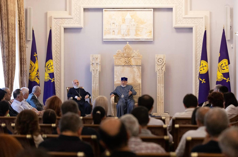 Ամենայն Հայոց Կաթողիկոսն ընդունել է «Իզմիրլյան» ԲԿ-ի տնօրինությանը և բուժանձնակազմին