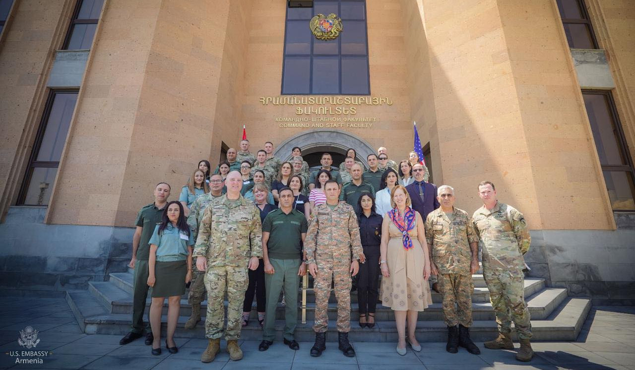 ԱՄՆ դեսպանը Վազգեն Սարգսյանի անվան ռազմական ակադեմիայում մասնակցել է «Կանանց ինտեգրումը ԶՈւ-ում» թեմայով աշխատարանին