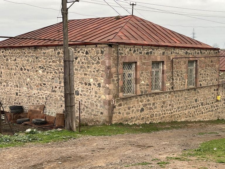 Եվրոպացի դիտորդներն այցելել են Տեղ գյուղի բնակչի տուն, ով տուժել է ադրբեջանական գնդակոծությունից
