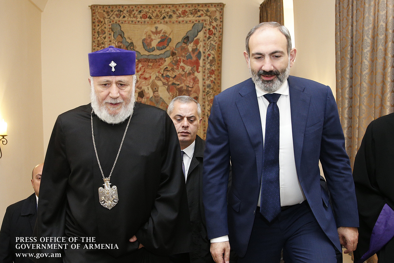 Լռել, նշանակում է համաձայնվել եւ յուր անձը դուրս դնել Վեհարանից․ Փաշինյանը՝ Կաթողիկոսին