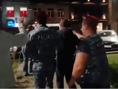 Ոստիկանները Մաշտոցի պուրակից բերման ենթարկեցին Սուրեն Սահակյանին, Միքայել Նահապետյանին ու ևս երեք քաղաքացու