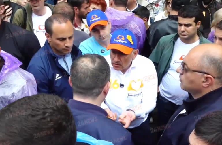 Արթուր Օսիպյանին տեղափոխում են դատարան, ներկայացվել է կալանավորման վերաբերյալ միջնորդություն․ փաստաբան