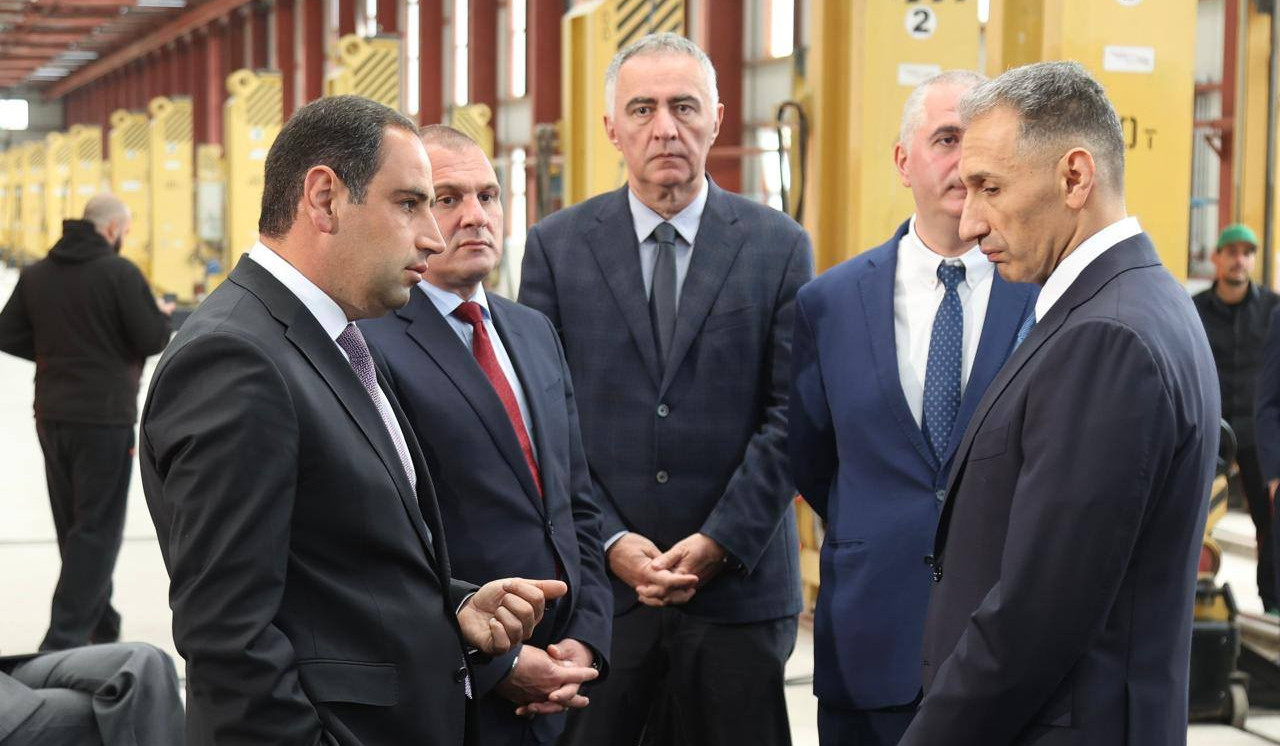 Խուդաթյանն Ախալքալաք քաղաքում մասնակցել է Բաքու-Թբիլիսի-Կարս երկաթուղու ամբողջական գործարկման պաշտոնական բացման արարողությանը