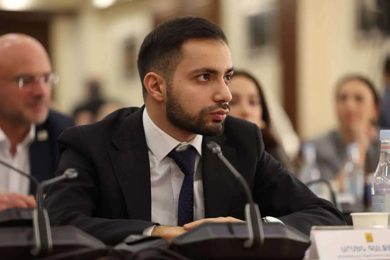 Երևի մի բան էլ իջեցում է տեղի ունենում․ Արմեն Գալջյանը՝ քաղաքապետարանում աշխատավարձի բարցրաձման մասին