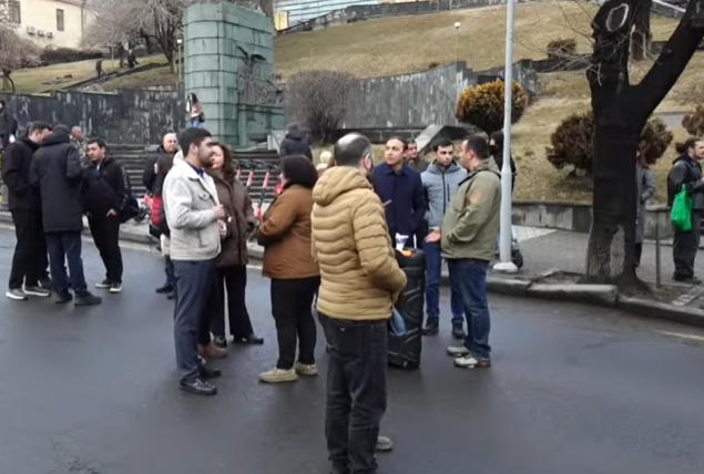 Արցախցիների բողոքի ակցիան՝ նախագահականի մոտ՝ Վենսի այցին ընդառաջ (ուղիղ)