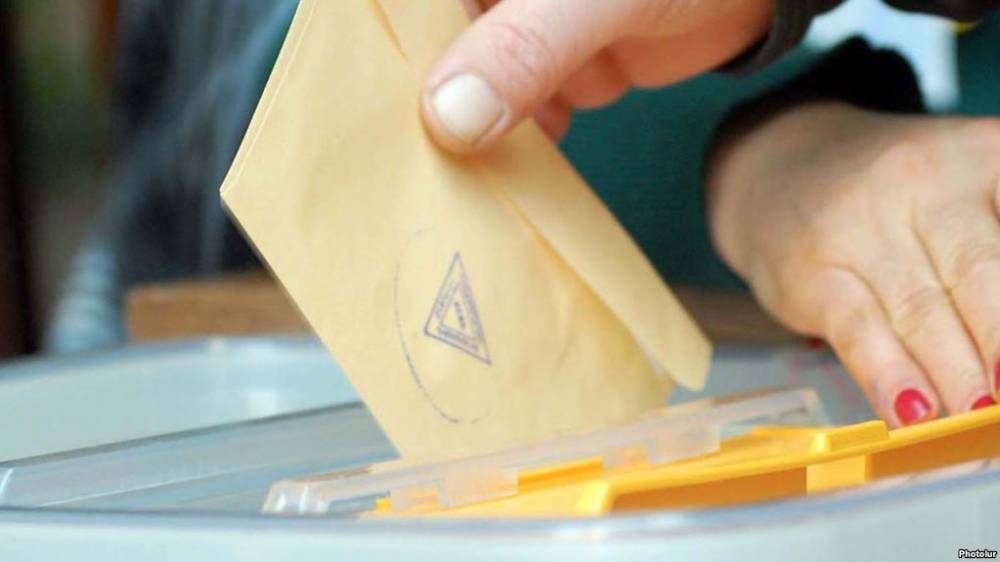 К 11.00 к урнам для голосования в Ереване пришли 5, 7 % избирателей