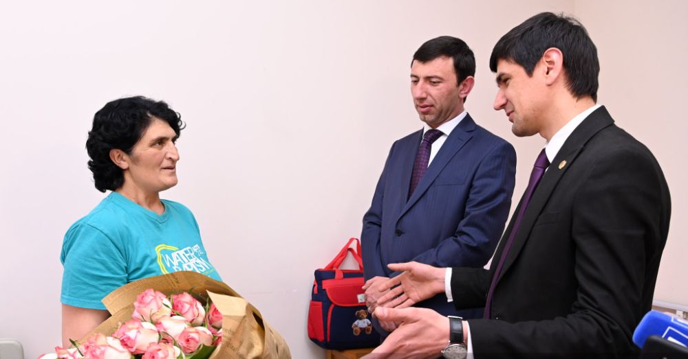 Արագածոտնի 41-ամյա բնակչուհին եռյակ էլույս աշխարհ բերել․ Արագածոտնի մարզպետը տեսակցել է մայրիկին և փոքրիկներին