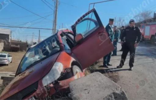 Երևանում Suzuki-ն բախվել է արգելապատնեշներին և կողաշրջված հայտնվել խոտածածկի վրա