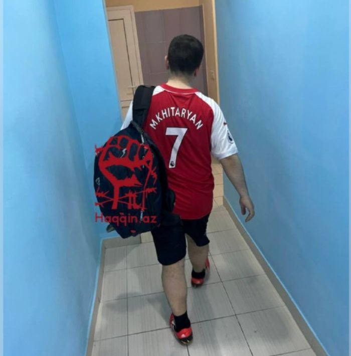 Բաքվում Մխիթարյանի խաղաշապիկով խաղադաշտ դուրս եկած դասախոսը՝ ադրբեջանական լրատվամիջոցների թիրախում