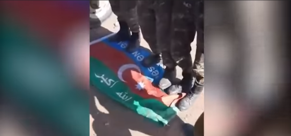 Թուրքիայից Ադրբեջան բերված և Արցախի դեմ կռվող ահաբեկիչների դրոշը