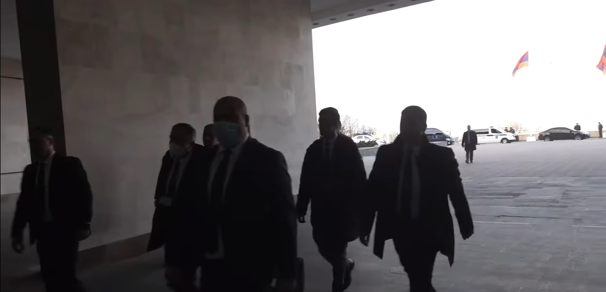 Ադրբեջանցի պատգամավորները համալիր ժամանեցին՝ մեծ թվով անվտանգության աշխատակիցների ուղեկցությամբ