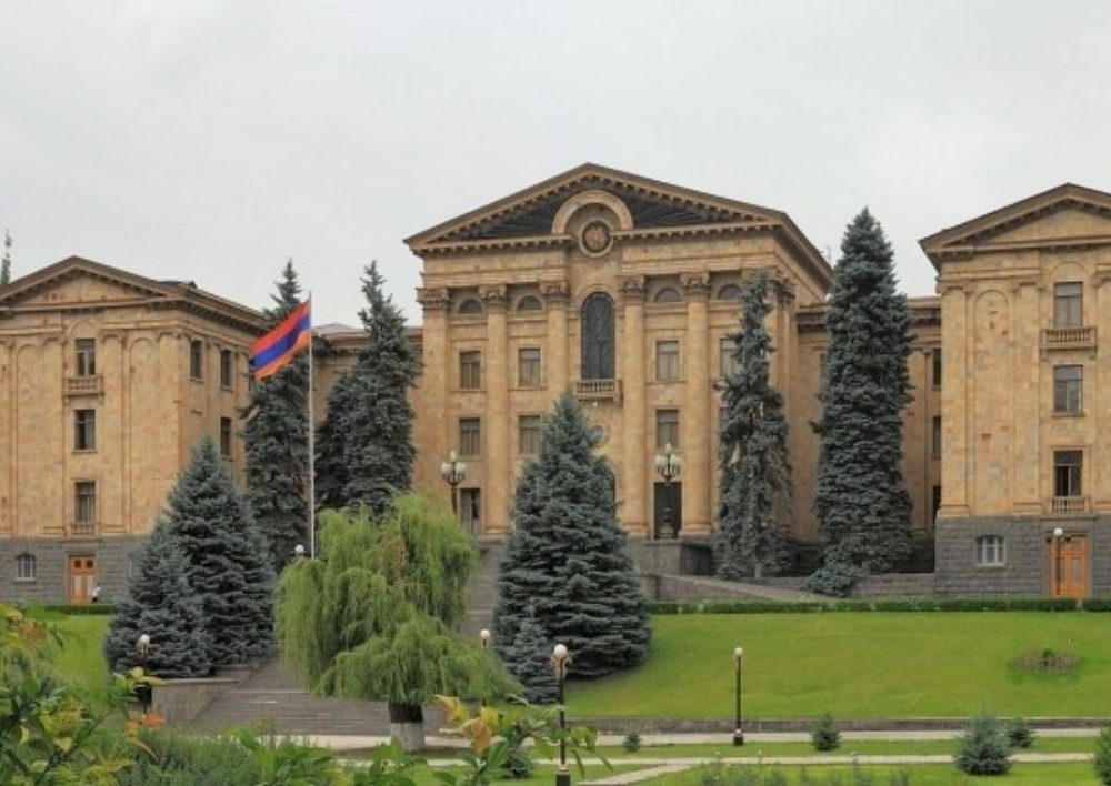 Լեզվակռիվ ու բանաստեղծություն ԱԺ-ում․ ՔՊ-ի և ընդդիմության կրկին բանավիճեցին