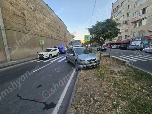 Սարալանջի պողոտայում բախվել են «Nissan Rogue»-ը և «Opel Zafira»-ն․ վերջինը վրաերթի է ենթարկել հետիոտնի, ապա հայտնվել բաժանարար գոտու խոտածածկին