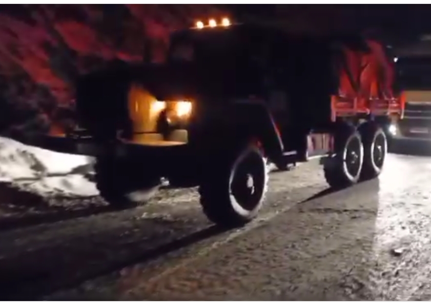 Աղվանի-Տաթև ավտոճանապարհին բեռնատարն ընդունել է մկրատաձև դիրք` երկկողմանի փակելով ճանապարհը