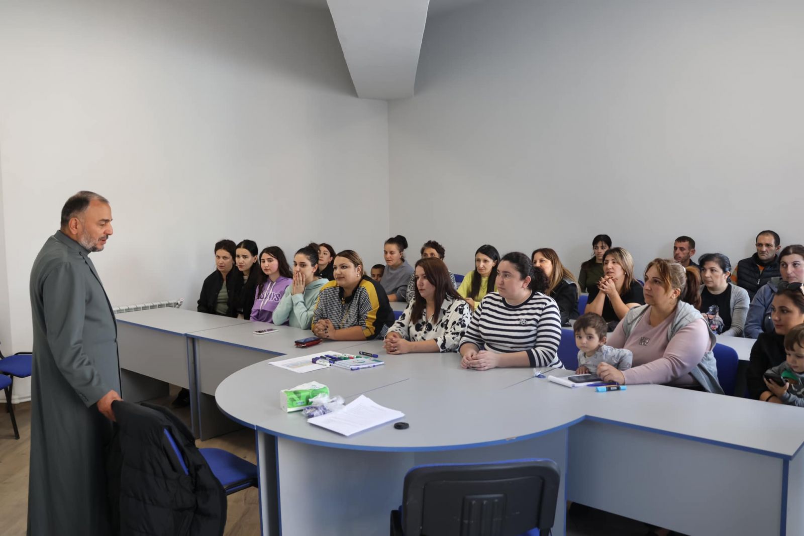 Արցախի թեմի առաջնորդը հանդիպել է Սյունիքում ու Վայոց ձորում բնակություն հաստատած արցախցիների հետ