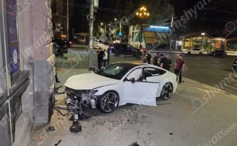 Մաշտոցի պողոտայում բախվել են «Lada Priora»-ն ու «Audi»-ն, վերջինը բախվել է Չարենցի տուն-թանգարանի պատին. վարորդներից մեկը եղել է ոչ սթափ