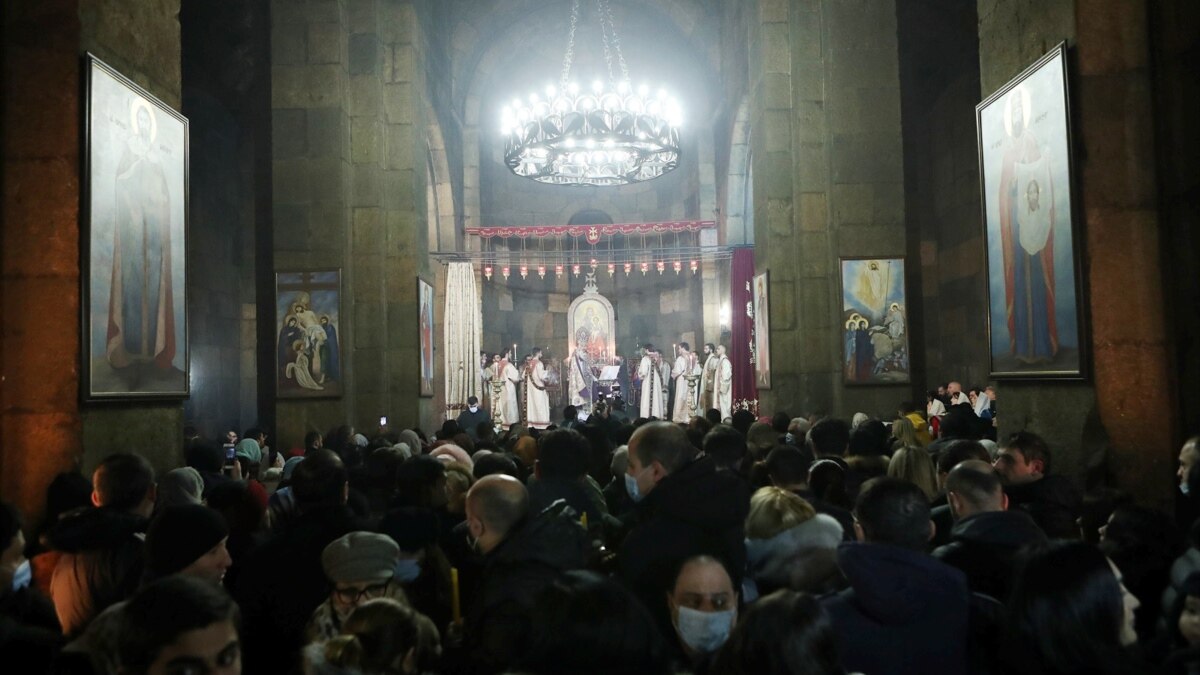 «Քրիստոս ծնաւ եւ յայտնեցաւ». Էջմիածնի Սուրբ Գայանե եկեղեցում Ճրագալույցի պատարագ է մատուցվում (ուղիղ)