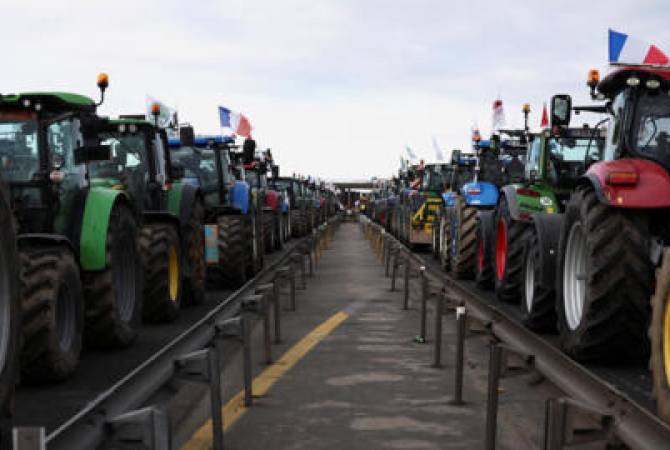 Ֆրանսիացի ֆերմերները մոտեցել են Փարիզի արվարձաններին՝ չնայած ոստիկանության նախազգուշացումներին