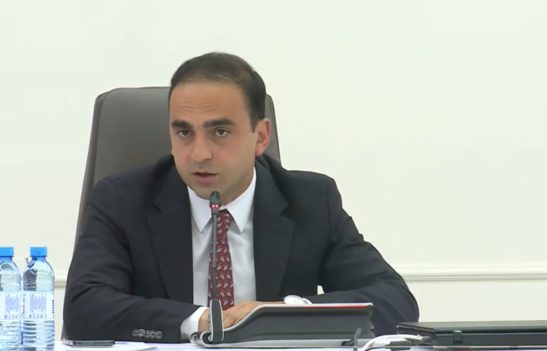 Քաղաքի մուտքերի մոտ պետք է առանձնացնել այն կետերը, որտեղ ունենալու ենք մեծ ավտոկայանատեղիներ. մարդիկ թողնելու են իրենց անձնական մեքենաներն ու շարունակեն տեղաշարժվել հանրային տրանսպորտով. Ավինյան