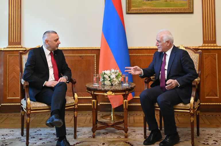 Հանրապետության նախագահ Վահագն Խաչատուրյանն ընդունել է Հայաստանում Բուլղարիայի արտակարգ և լիազոր դեսպան Կալին Անաստասովին