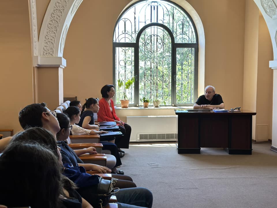 Վրաստանի Կեկելիձեի ձեռագրերի ինստիտուտի տնօրեն ներկայացրել է Վրաստանում պահվող հայկական ձեռագրերի մասին նյութեր