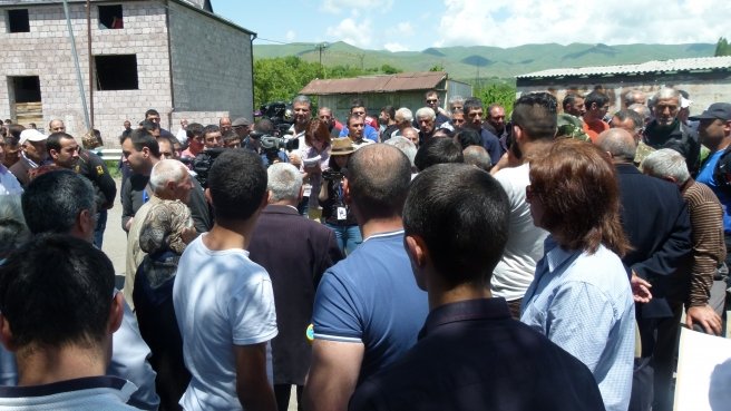 Արմավիրցիները փակել են Արմավիր-Երեւան ճանապարհը և պահանջում են նախարարին