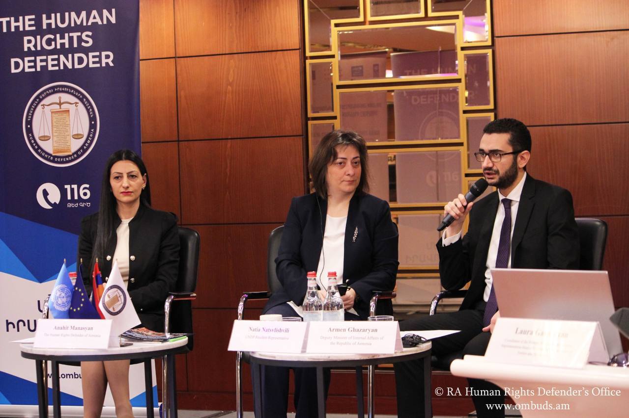 Պաշտպանի նախաձեռնությամբ տեղի է ունեցել քննարկում փակ հաստատություններում հատուկ միջոցների, ֆիզիկական ուժի և զենքի գործադրման հիմնախնդիրների վերաբերյալ