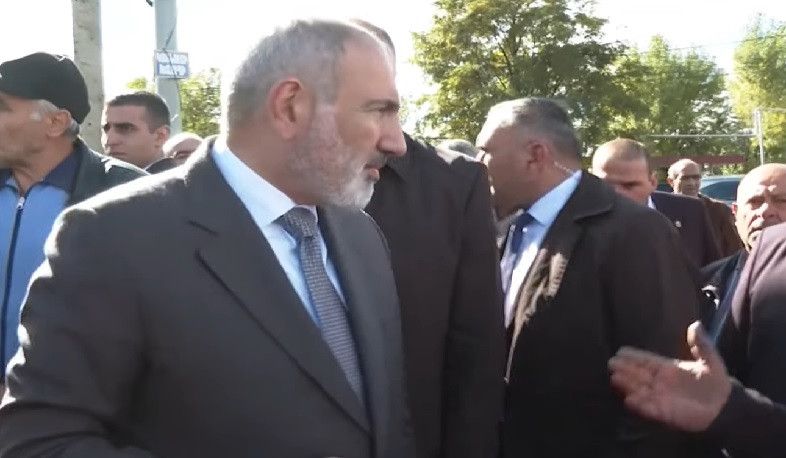 Փաշինյանը չնախատեսված կանգառ է ունեցել Ախուրյանում (տեսանյութ)