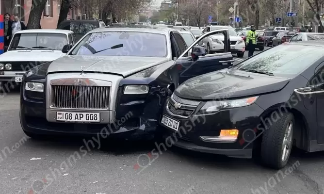Ավտովթար Երևանում․ Քրեական ոստիկանության դիմաց բախվել են «Rolls-Royce»-ն ու «Chevrolet Volt»-ը․ ճանապարհը մասամբ դարձել է անանցանելի