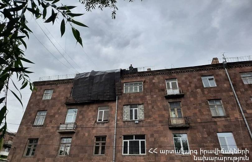 Ուժեղ քամին Գյումրիում պոկել է Ղանդիլյան փողոցի շենքերից մեկի տանիքի թիթեղները
