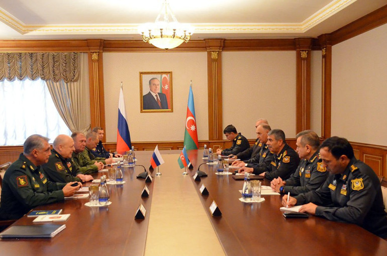 Министр обороны Азербайджана принял нового командующего РМК в Нагорном Карабахе
