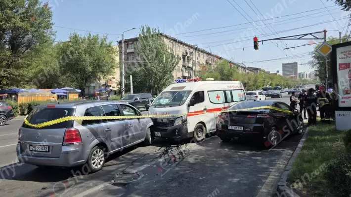 Շղթայական ավտովթար Երևանում․ բախվել են շտապօգնության մեքենան և երեք ավտոմեքենա․ կան վիրավորներ