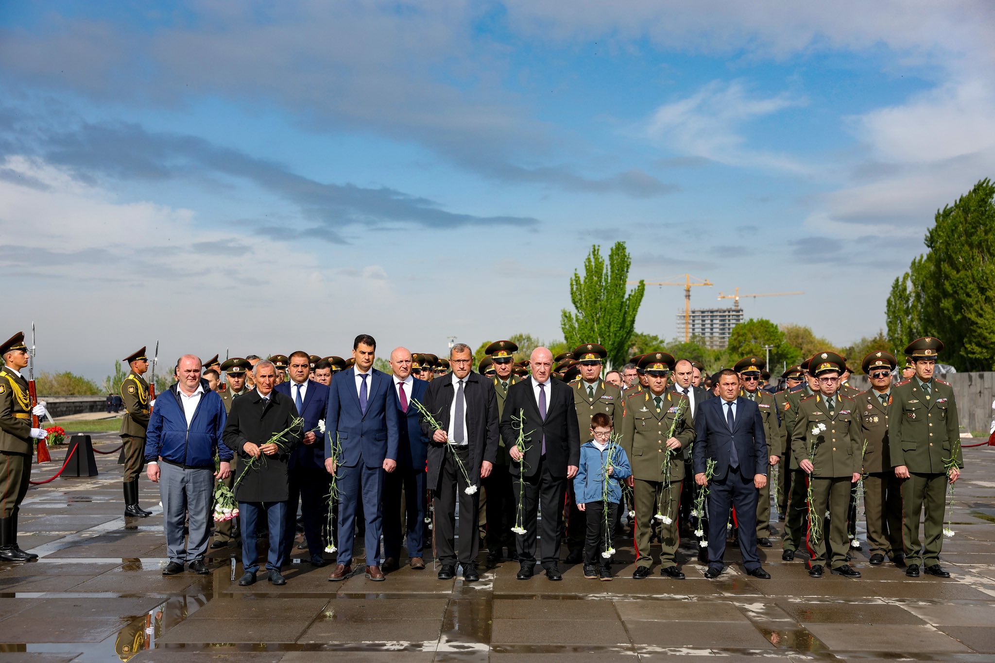 ՀՀ ՊՆ, ԶՈւ և ԶՈւ ԳՇ ղեկավար կազմն այցելել է Ծիծեռնակաբերդի հուշահամալիր