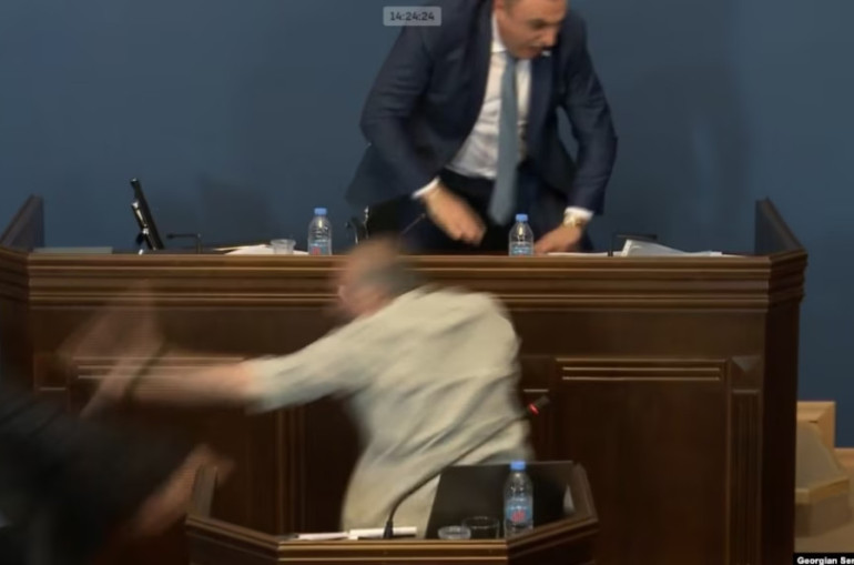 В парламенте Грузии устроили серьезную драку при обсуждении закона об иноагентах