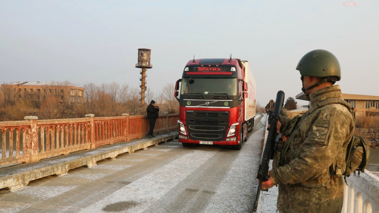 Հայ–թուրքական փակ սահմանը բացվեց 30 տարի անց օգնություն ուղարկող բեռնատարների համար. թուրքական մամուլ