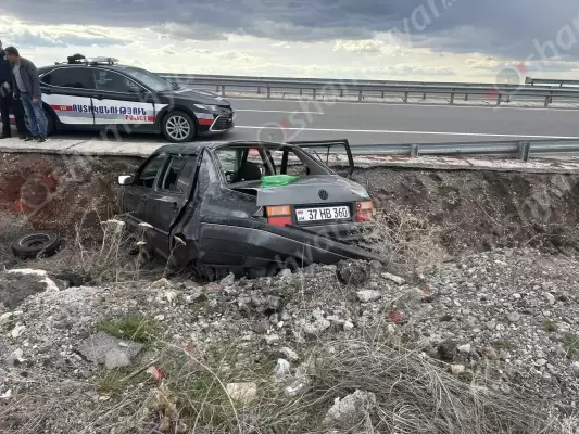 Ավտովթար Արագածոտնի մարզում․ «Volkswagen Vento»-ն դուրս է եկել ճանապարհի երթևեկելի գոտուց, բախվել քարերին և հայտնվել ջրատարում․ կա 5 վիրավոր
