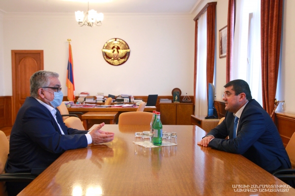 Նախագահ Հարությունյանն ընդունել է «Ղարաբաղ Տելեկոմ» ընկերության գլխավոր տնօրեն Կարեկին Օդաբաշյանին