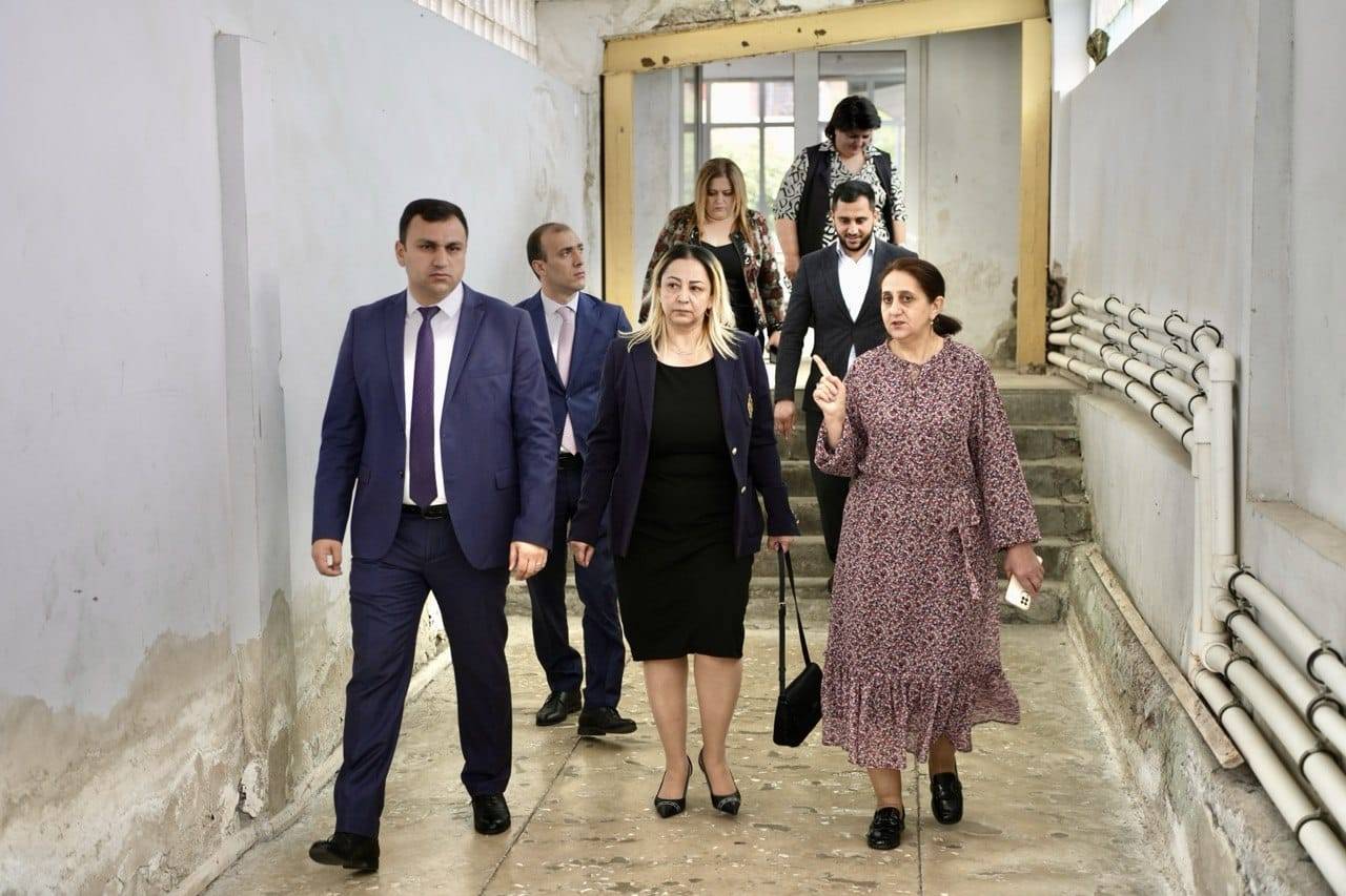 Աղմկահարույց դեպքից հետո Արմավիրի մարզպետն այցելել է Մերձավանի դպրոց՝ ծանոթանալու դպրոցում տիրող իրավիճակին