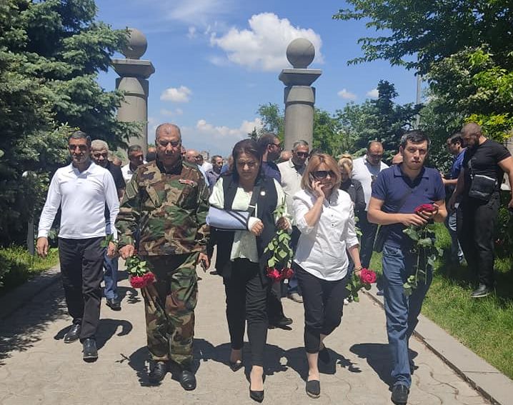 «Հաղթանակի 5-րդ բրիգադ»-ը Նազիկ Ամիրյանի գլխավորությամբ այցելեց Եռաբլուր եւ Արշալույսի եղբայրական պանթեոն