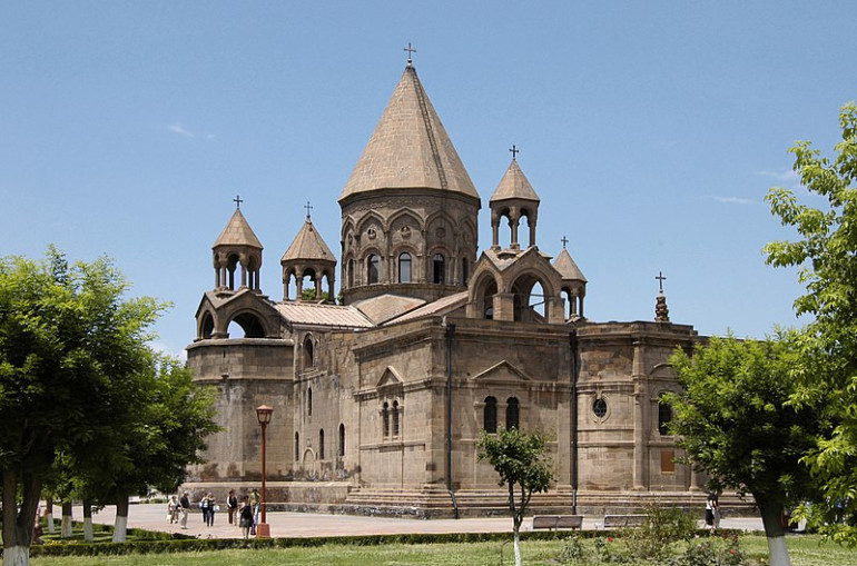 Մայր Աթոռ Սուրբ Էջմիածնից օգնություն է ուղարկվել Արցախ