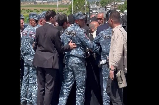 Ոստիկանները փորձում էին խոչընդոտել Ամենայն Հայոց Կաթողիկոսի մուտքը Սարդարապատի հուշահամալիր