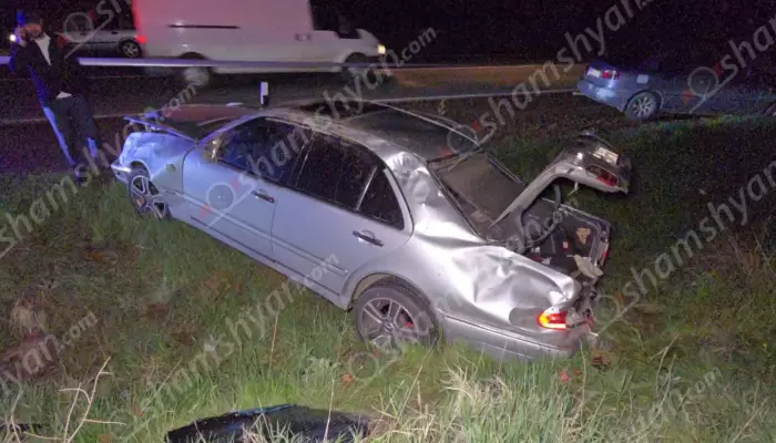 «Mercedes»-ի վարորդը, վթարի մեջ հայտնված ավտոմեքենաներից խույս տալով, դուրս է եկել երթևեկելի գոտուց, բախվել հողաթմբերին, քարերին և մեկ պտույտ շրջվել. կան վիրավորներ